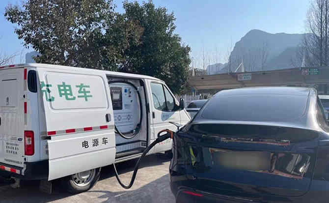 西华汽车搭电